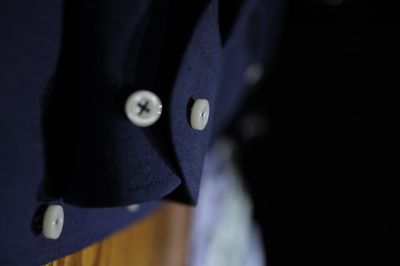 Sơ Mi TRAVALI Linen màu Navy có túi ngực.