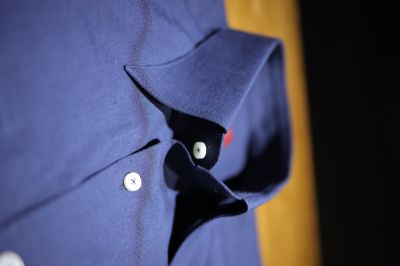 Sơ Mi TRAVALI Linen màu Navy có túi ngực.