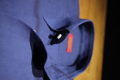 Sơ Mi TRAVALI Linen màu Navy có túi ngực.