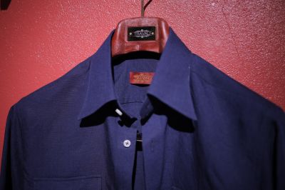 Sơ Mi TRAVALI Linen màu Navy có túi ngực.