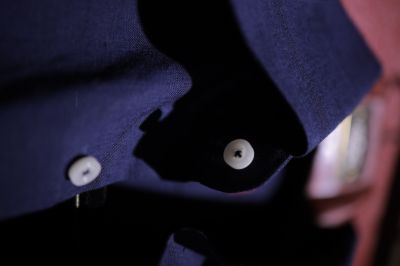 Sơ Mi TRAVALI Linen màu Navy có túi ngực.