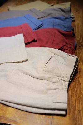 Quần Linen TRAVALI cạp chun 2 bên sườn.