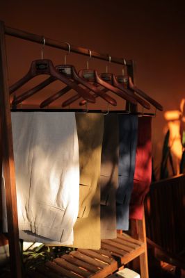 Quần Linen TRAVALI cạp chun 2 bên sườn.