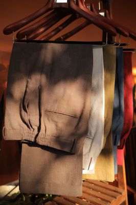 Quần Linen TRAVALI cạp chun 2 bên sườn.